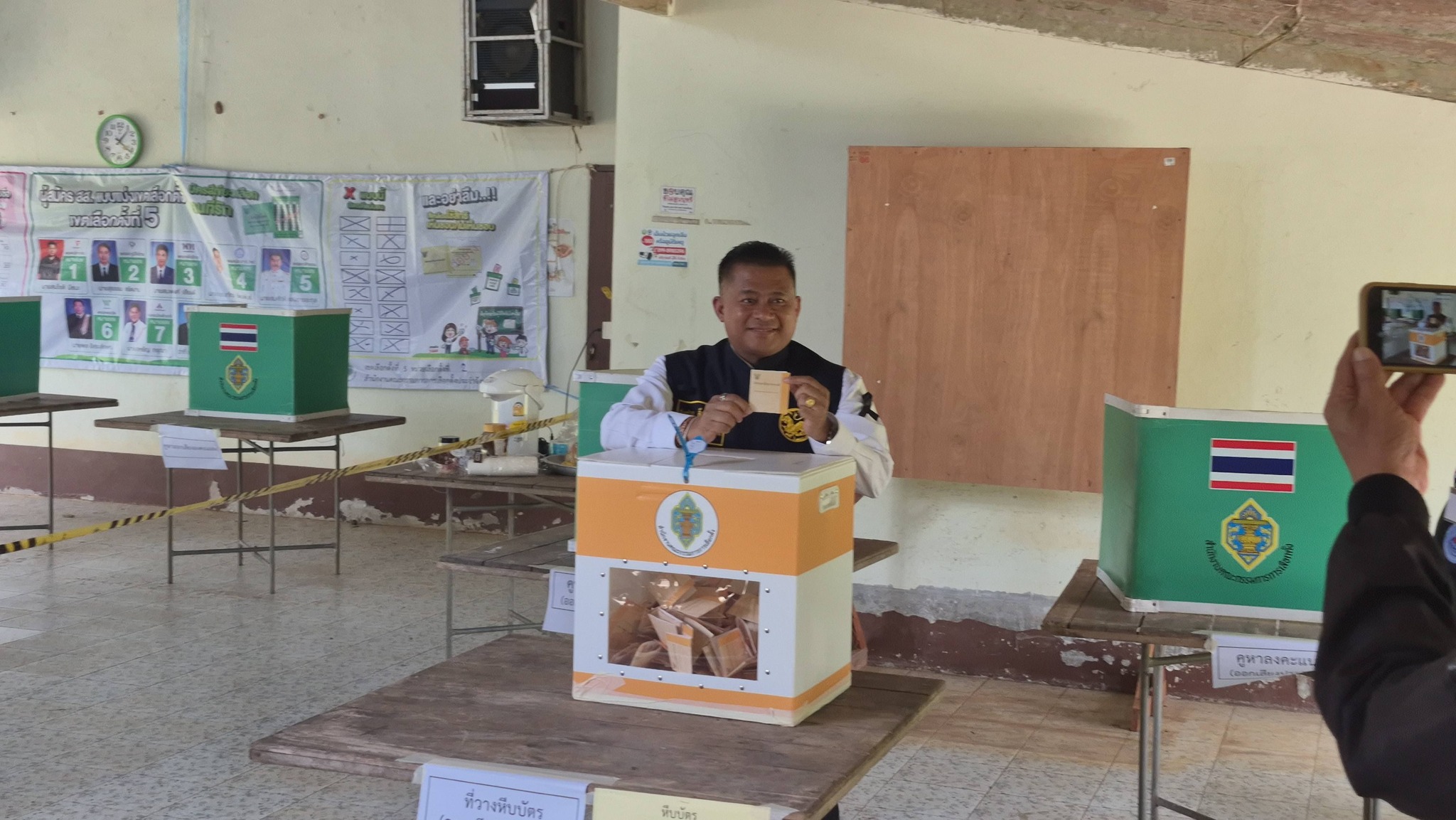 ผู้ว่าราชการจังหวัดนครศรีธรรมราชลงพื้นที่เยี่ยมให้กำลังใจ กรรมการประจำหน่วยเลือกตั้งในเขตเลือกตั้งที่ 5 พื้นที่อำเภอทุ่งสง ก่อนจะร่วมใช้สิทธิ์เลือกตั้ง ที่หน่วยเลือกตั้งที่ 2 ตำบล น้ำตก อำเภอทุ่งสง จังหวัดนครศรีธรรมราช