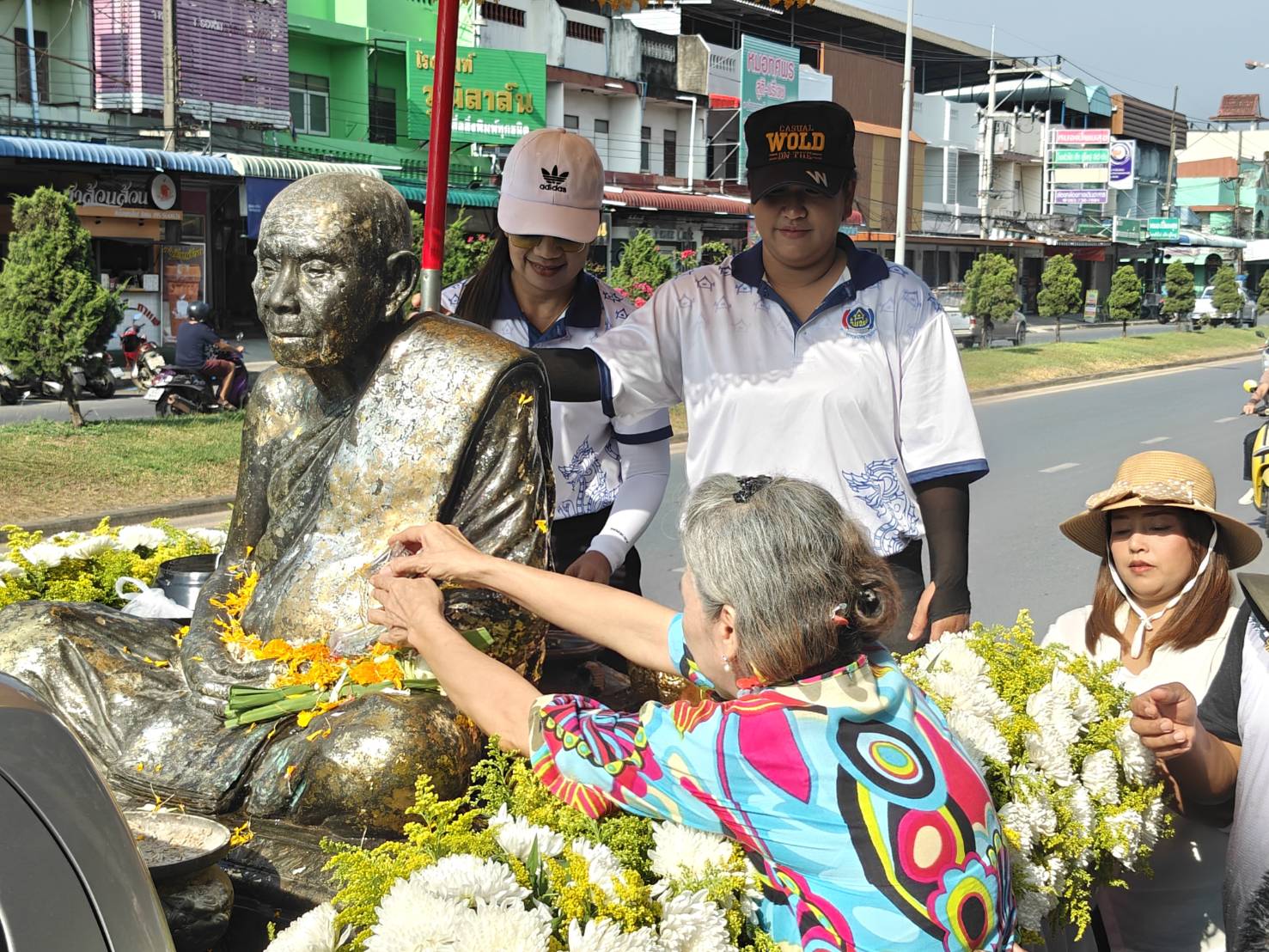 ศพช.นครศรีธรรมราช จัดกิจกรรมรวมพลคนเขต 8 ประจำปี 2569 อัญเชิญรูปเหมือนพ่อท่านคล้ายวาจาสิทธิ์ แห่รอบเทศบาลเมืองทุ่งสง ก่อนนำประดิษฐาน ณ ศาลากลางน้ำ ศพช.นครศรีธรรมราช เพื่อความเป็นสิริมงคลในเทศกาลสงกรานต์ ประจำปี 2569