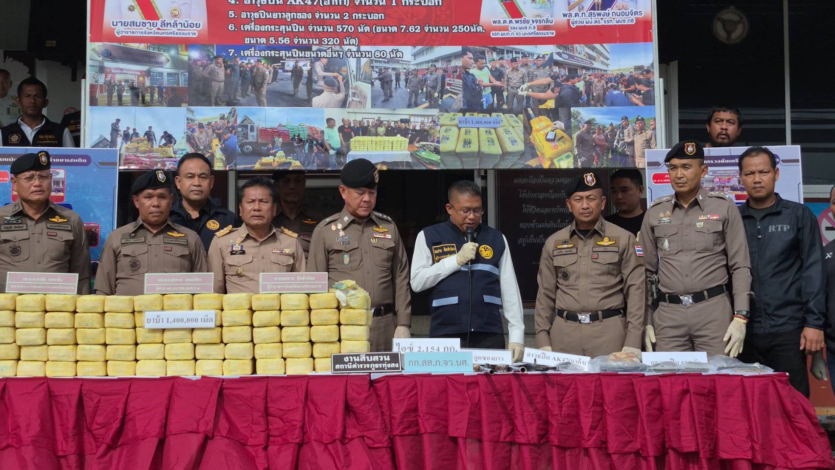 ตำรวจทุ่งสง ขยายผลจับกุมเครือข่ายค้ายาเสพติด ลำเลียงผ่านรถบรรทุกปุ๋ยหวังตบตาเจ้าหน้าที่ ยึดของกลางกว่า 1.4 ล้านเม็ด ด้านผู้ช่วย ผบ.ตร.ชื่นชมจังหวัดนครศรีธรรมราช มีแนวทางจัดการที่ดี เตรียมจังหวัดอื่นยึดเป็นแนวทางปฏิบัติงาน